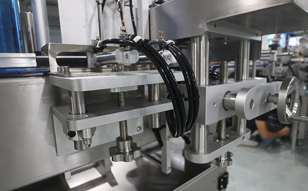 全自動雙側(cè)面貼標(biāo)機(jī),側(cè)面貼標(biāo)機(jī),全自動貼標(biāo)機(jī)生產(chǎn)廠家