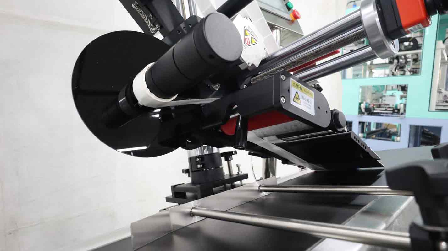 物流包裹面單貼標(biāo)機(jī):自動(dòng)分頁,高效精準(zhǔn)省人工