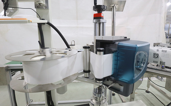 即時打印貼標機,打印貼標機設備,全自動貼標機生產廠家,高臻智能