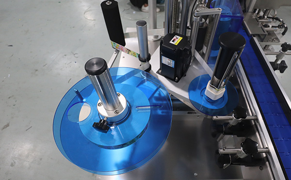 全自動圓瓶貼標(biāo)機,圓瓶貼標(biāo)設(shè)備,圓瓶貼標(biāo)機