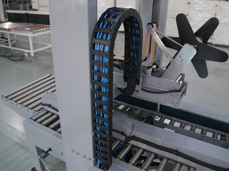 濕水牛皮紙封箱機(jī),濕水牛皮紙封箱設(shè)備,濕水牛皮紙機(jī)